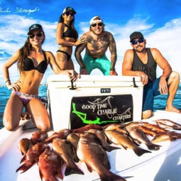 Il nostro Good Time Charlie Charter con clienti e qualche bella ragazza in barca, in Florida
