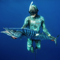 Andrea De Camilli nel blu con un wahoo catturato a Capo Verde